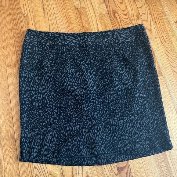 Lane Bryant Black and Grey Leopard Print Stretch Skirt Size 26 - Picture 2 of 4